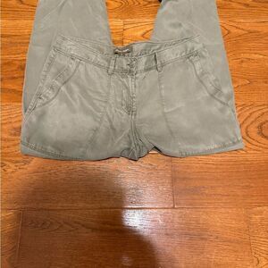 Tommy Bahama size 6 Olive Green Casual Capri Pants